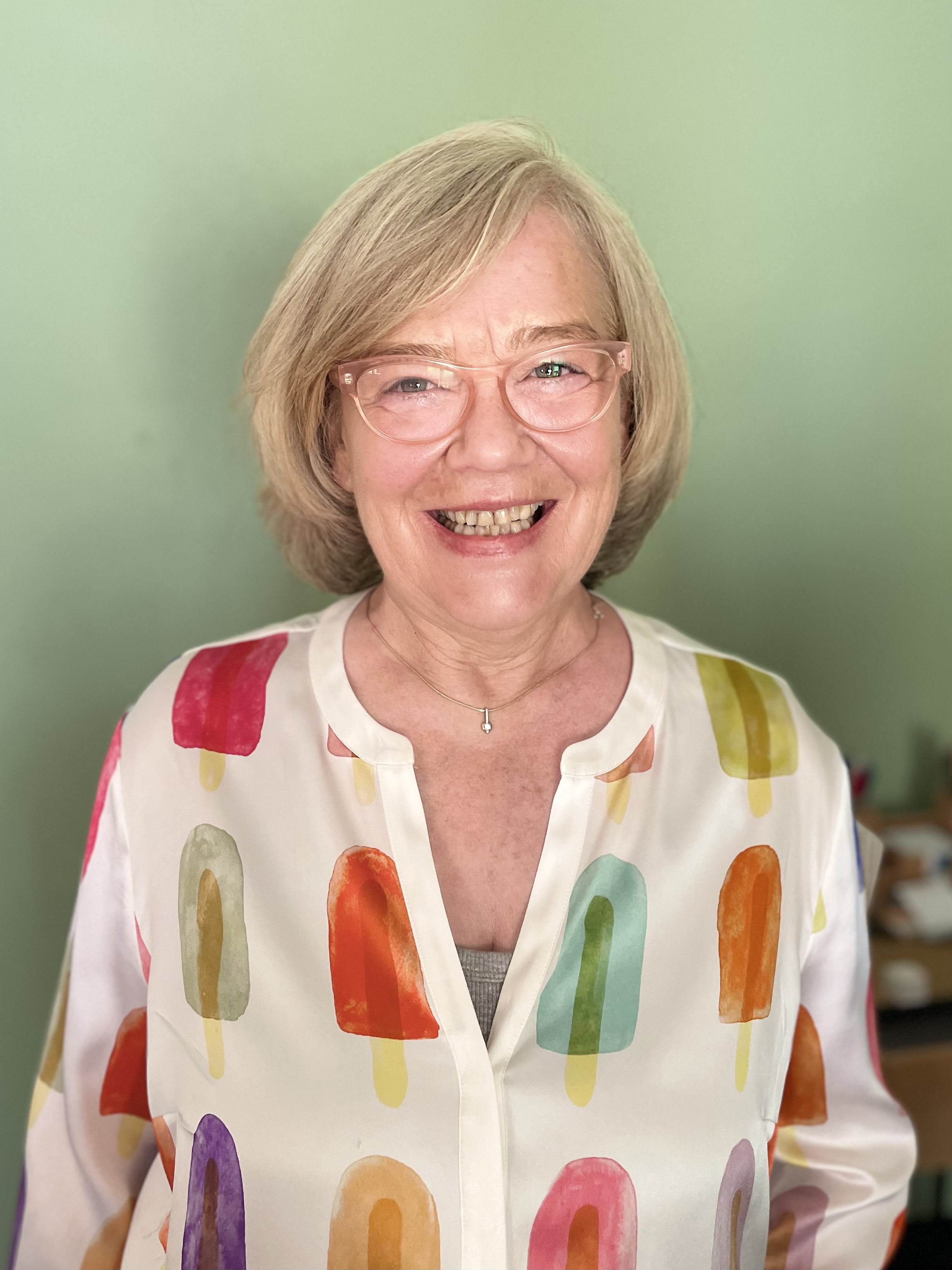 Autorinfoto 1 grüner Hintergrund